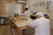 石鹸の包装作業