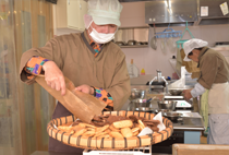 焼き上がりを確認